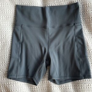 Vuori studio pocket short NWOT